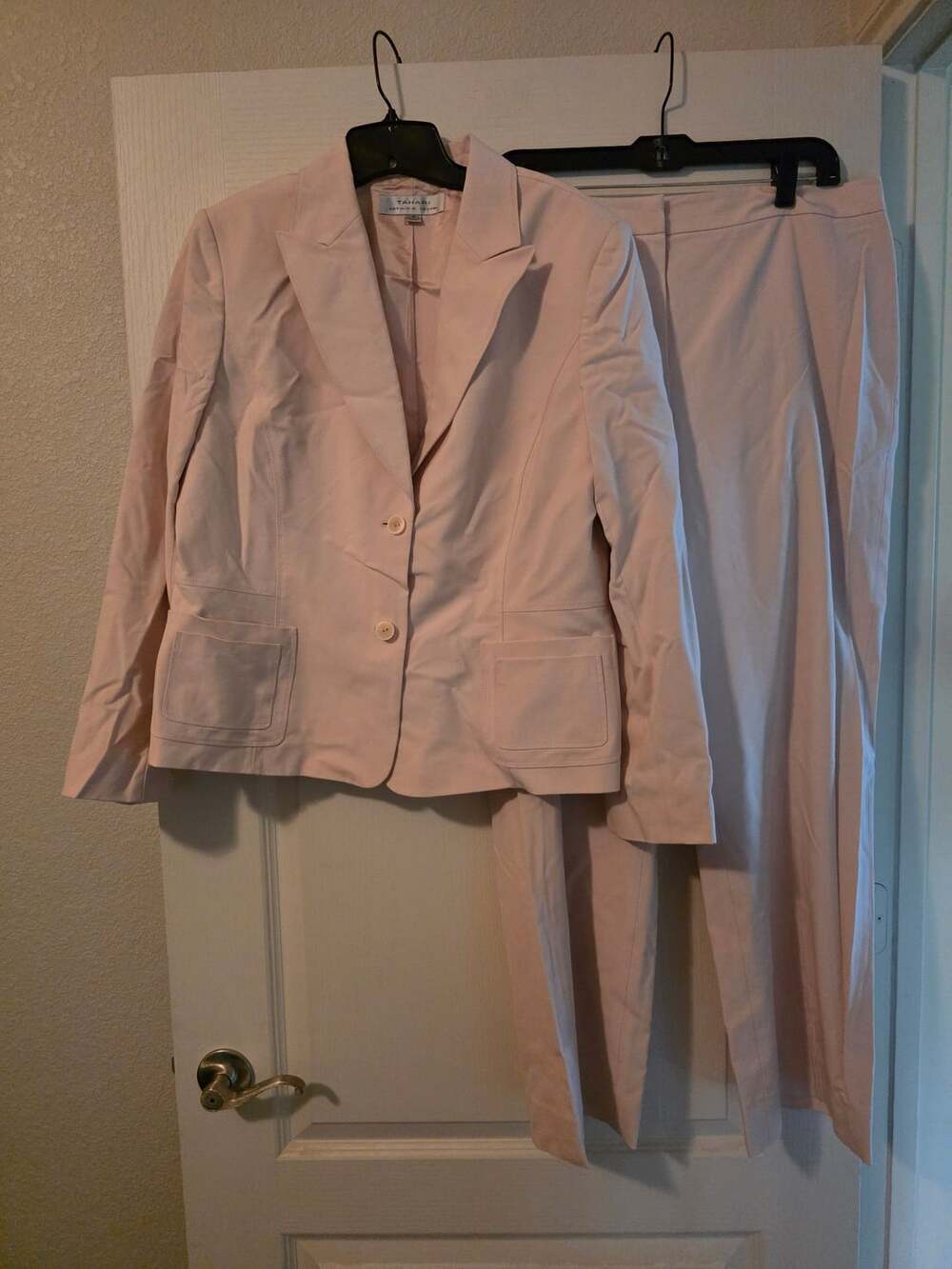 Tahari Arthur S. Levine Pale. Pink Two-Piece Pant Suit Size 16